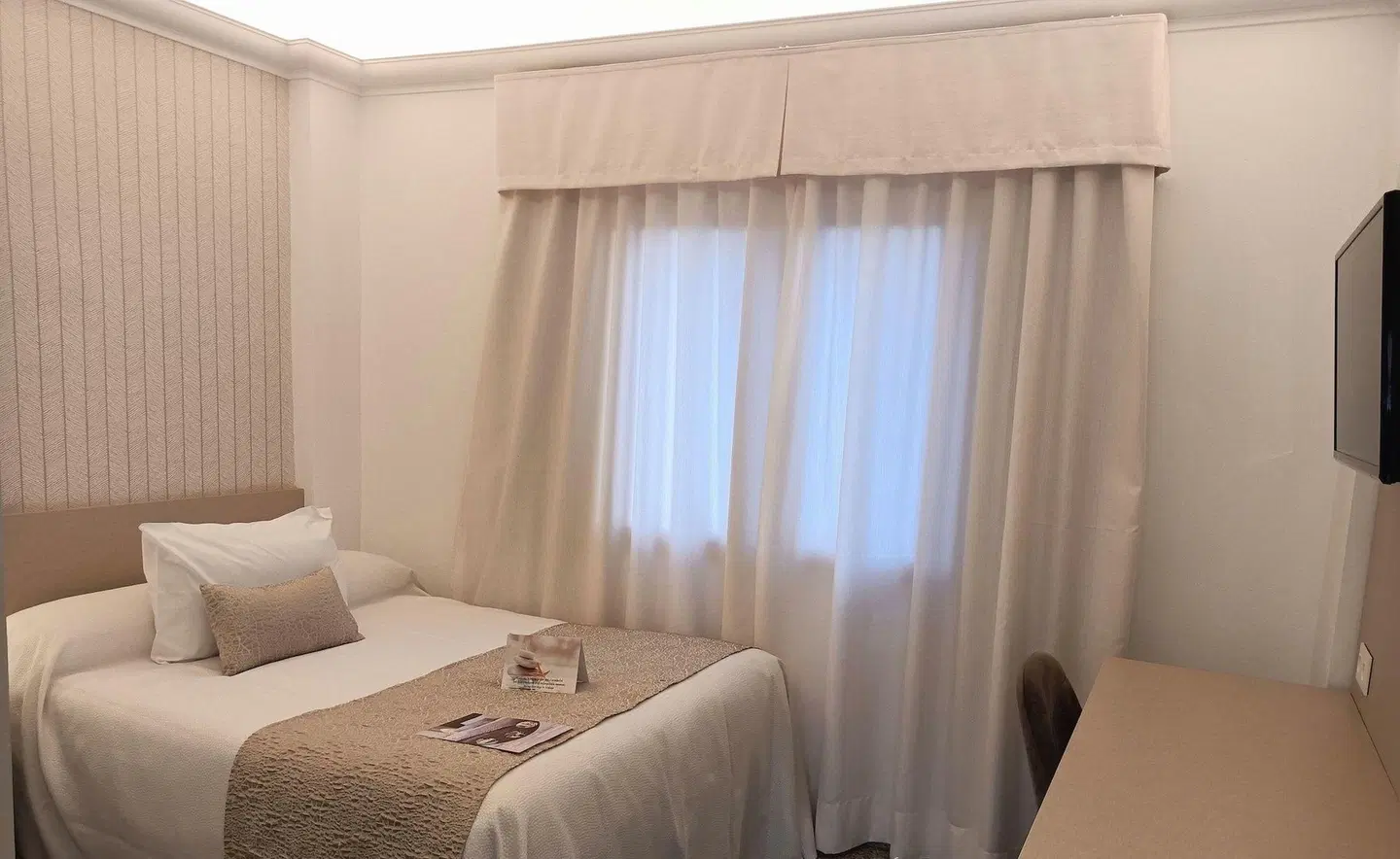 Plaza del Castillo ROOM_EXAMPLE