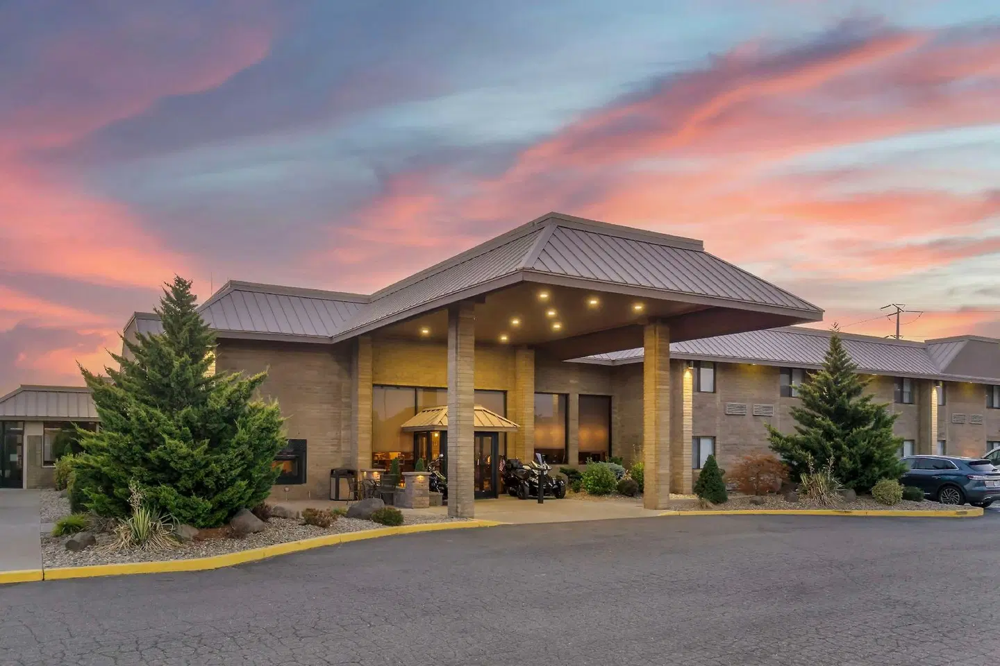Best Western Plus Ahtanum Inn EXTERIOR