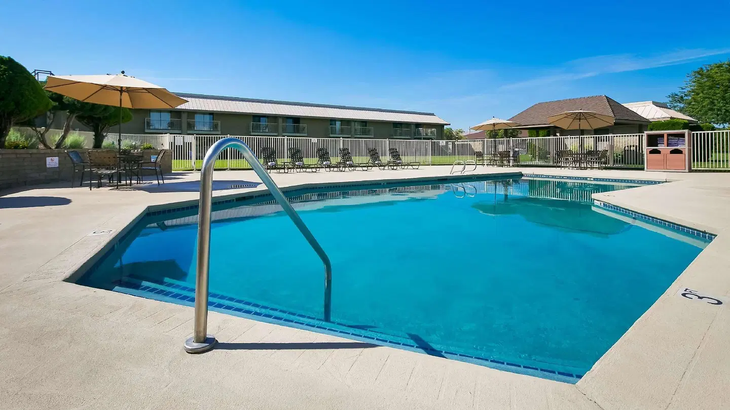 Best Western Plus Ahtanum Inn OUTDOOR_POOL