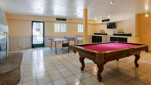 Best Western Big Bear Chateau Bar