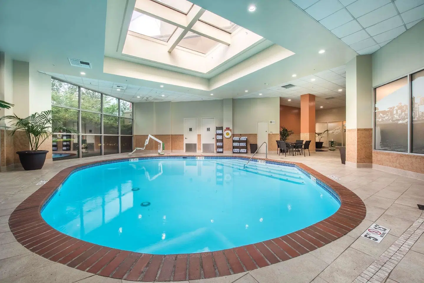 Embassy Suites by Hilton Seattle Tacoma International Airport Hallenbad