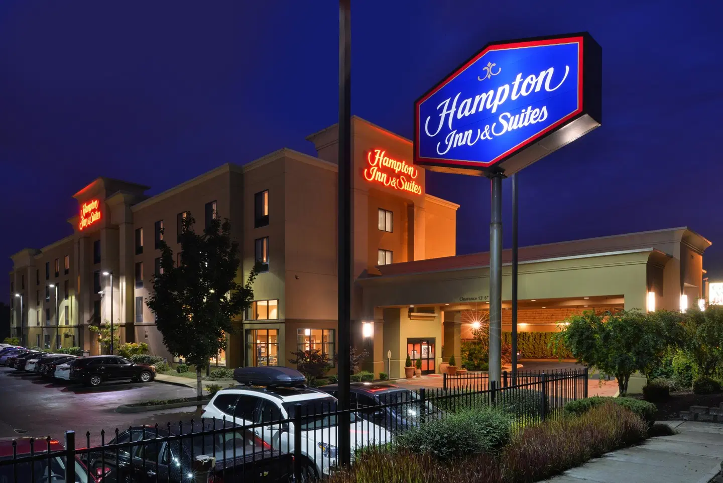Hampton Inn & Suites Tacoma EXTERIOR