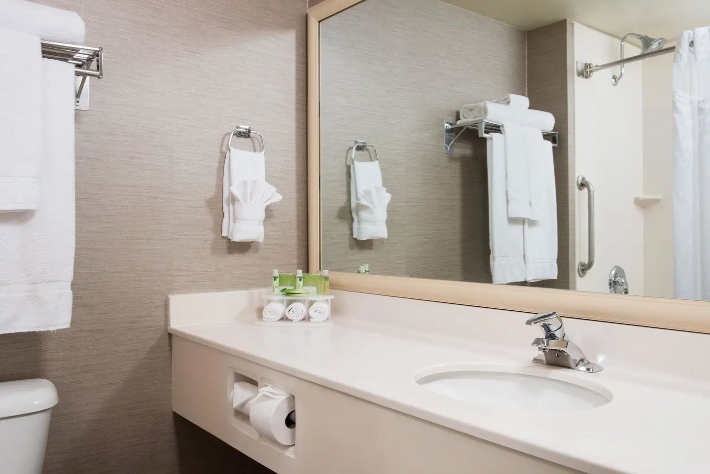 Holiday Inn Express & Suites Burlington by IHG Badezimmer