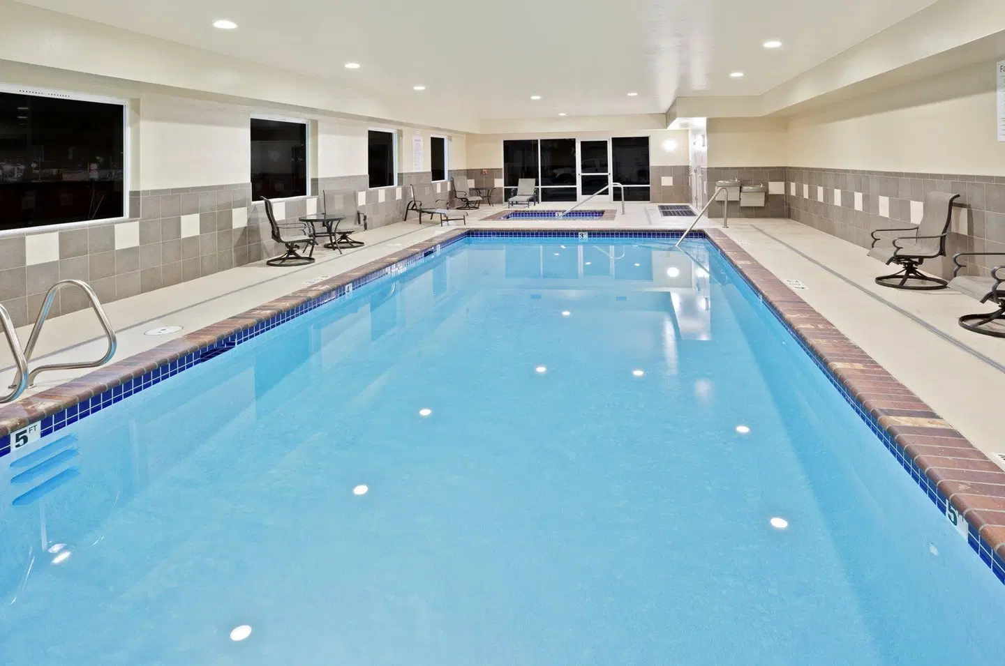 Holiday Inn Express & Suites Chehalis-Centralia by IHG Hallenbad