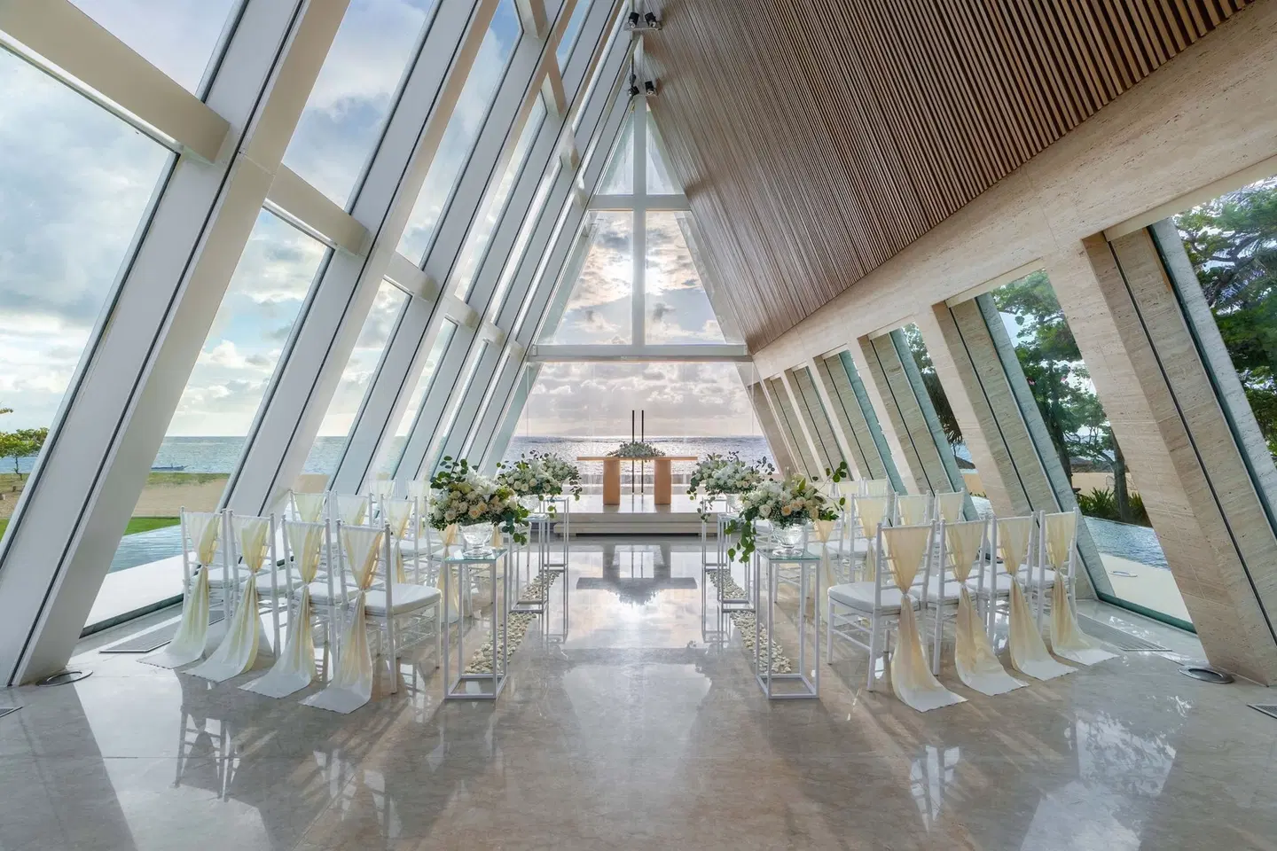 Conrad Bali Hallenbad