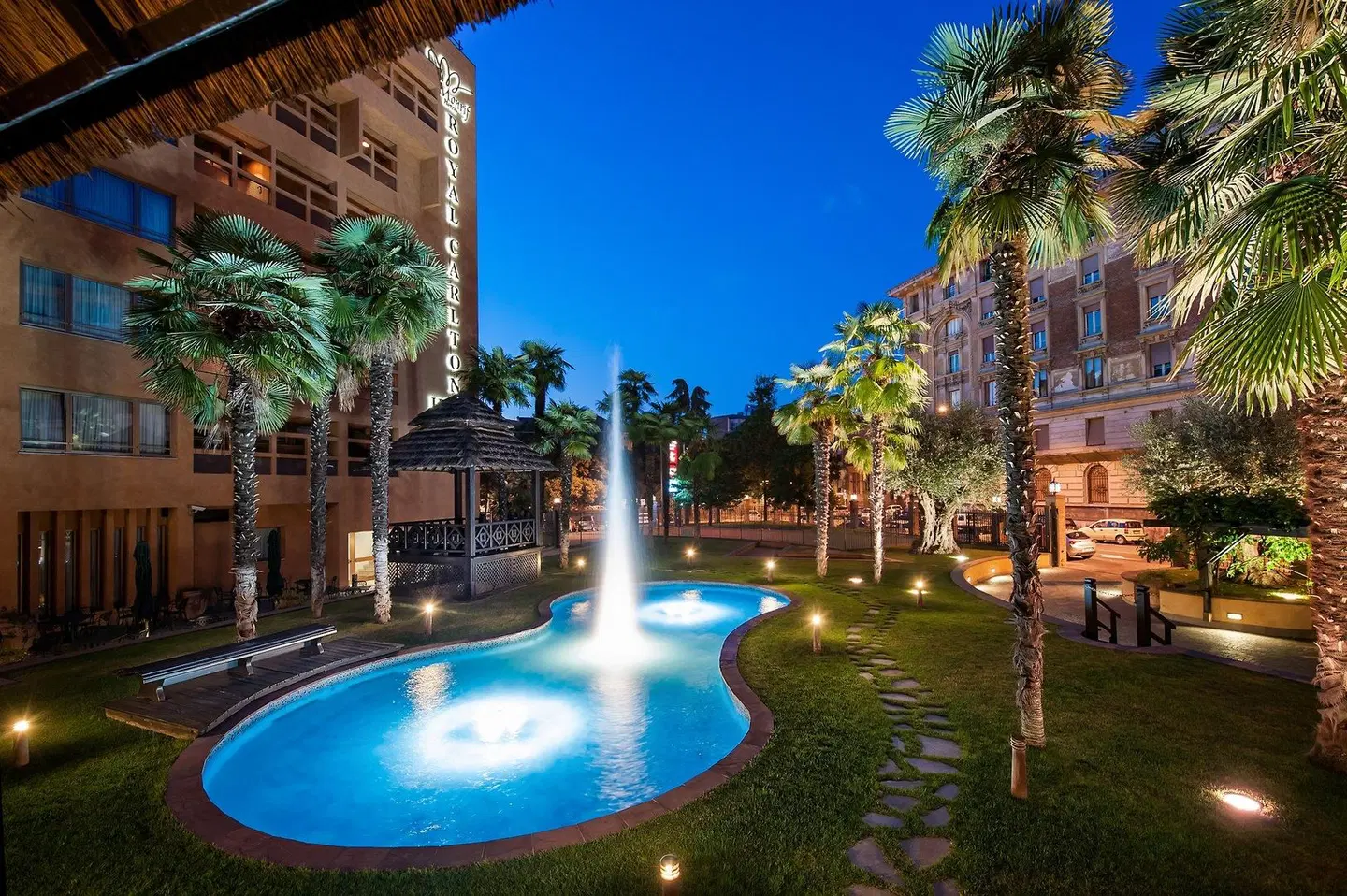 Royal Hotel Carlton OUTDOOR_POOL
