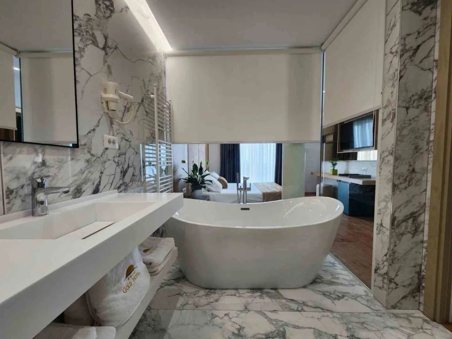 Gold Hotel BATHROOM
