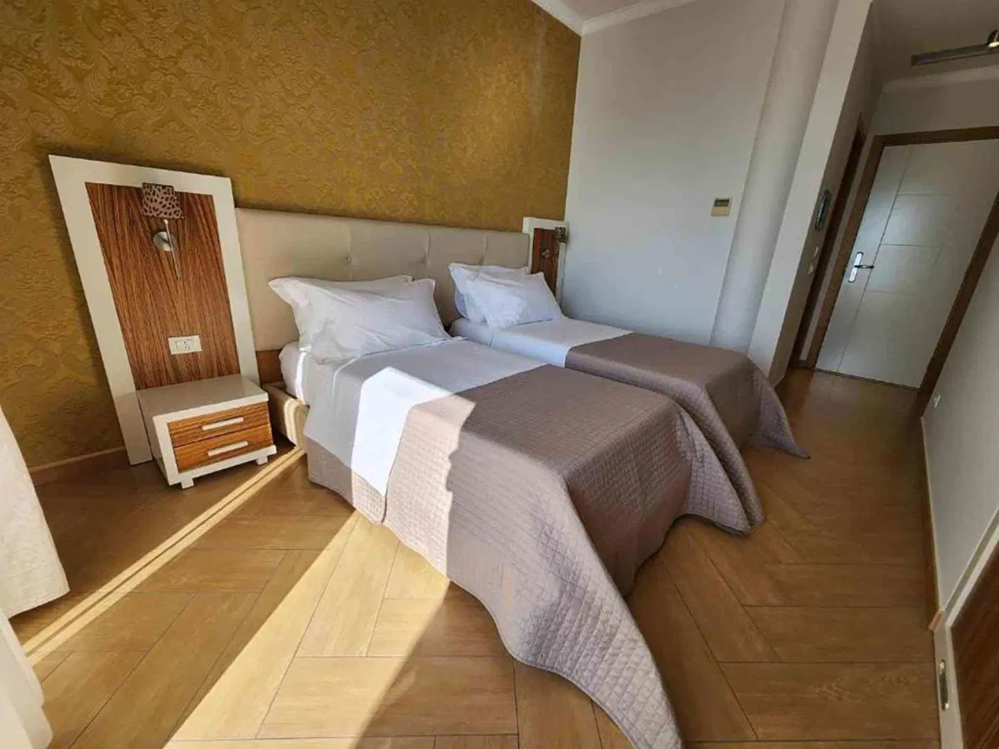 Gold Hotel ROOM_EXAMPLE