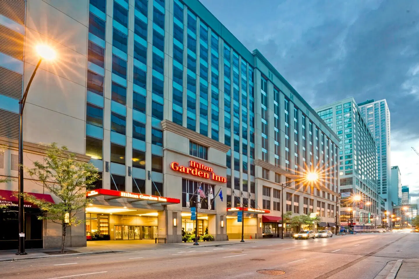 Hilton Garden Inn Chicago Downtown/Magnificent Mile EXTERIOR