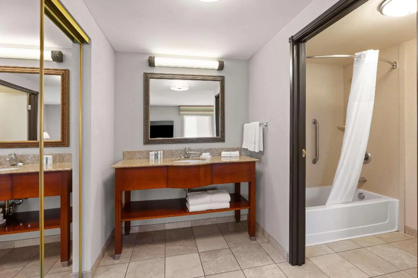 Hampton Inn & Suites Burlington ROOM_EXAMPLE