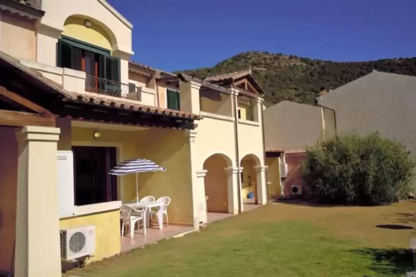 Le Domus De Chia EXTERIOR