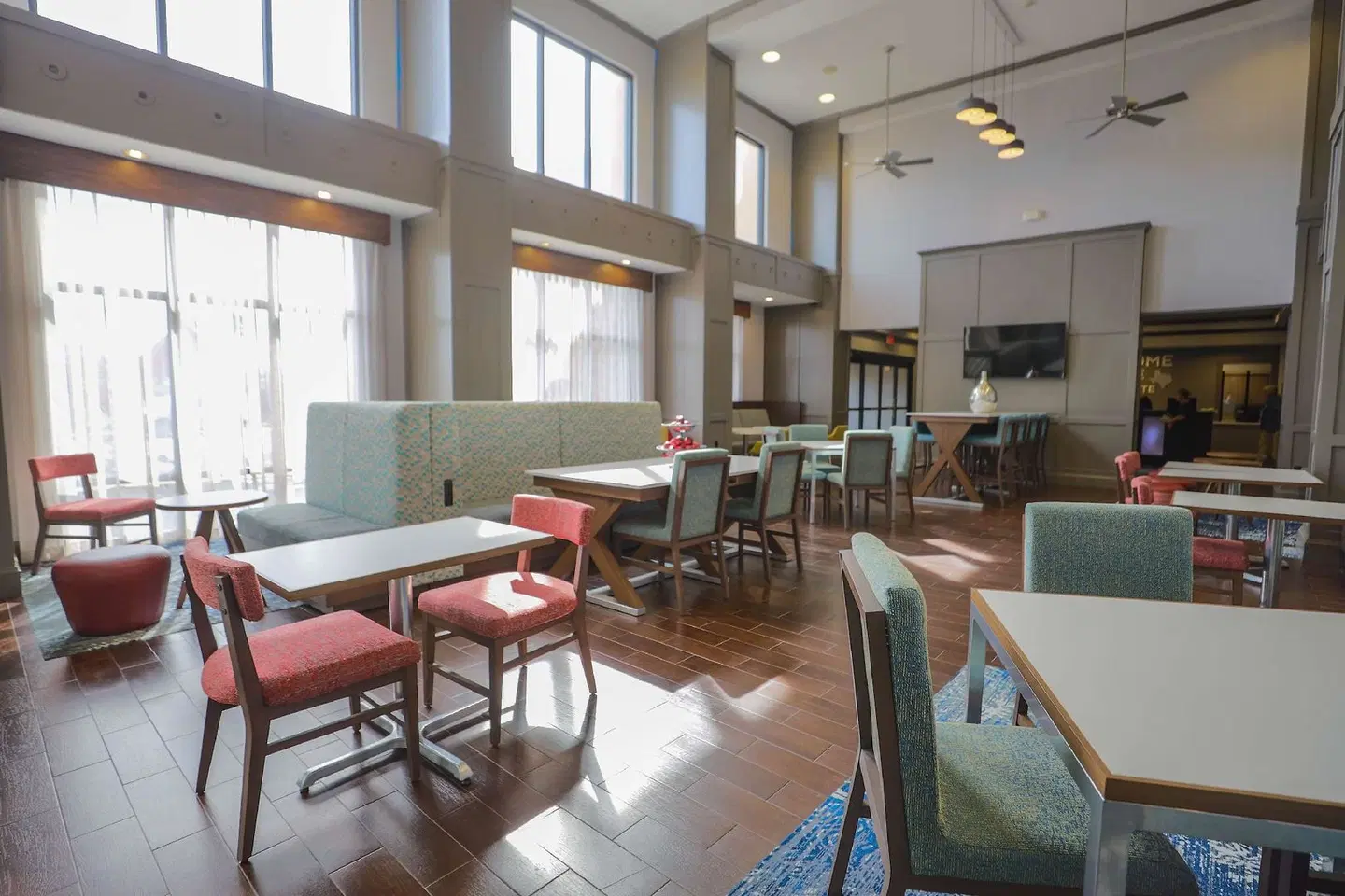 Hampton Inn & Suites Bay City Bar