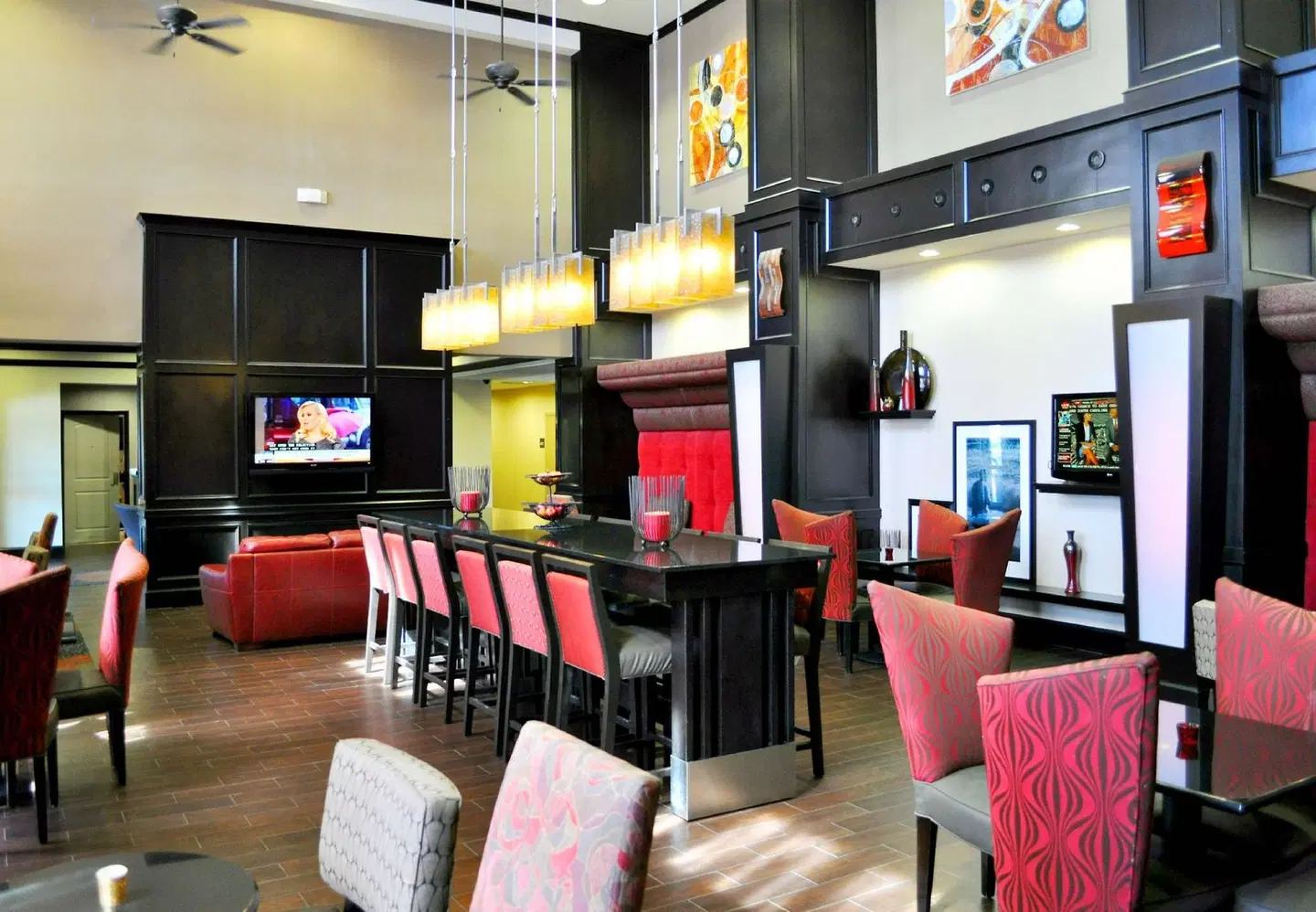 Hampton Inn & Suites Bay City Bar