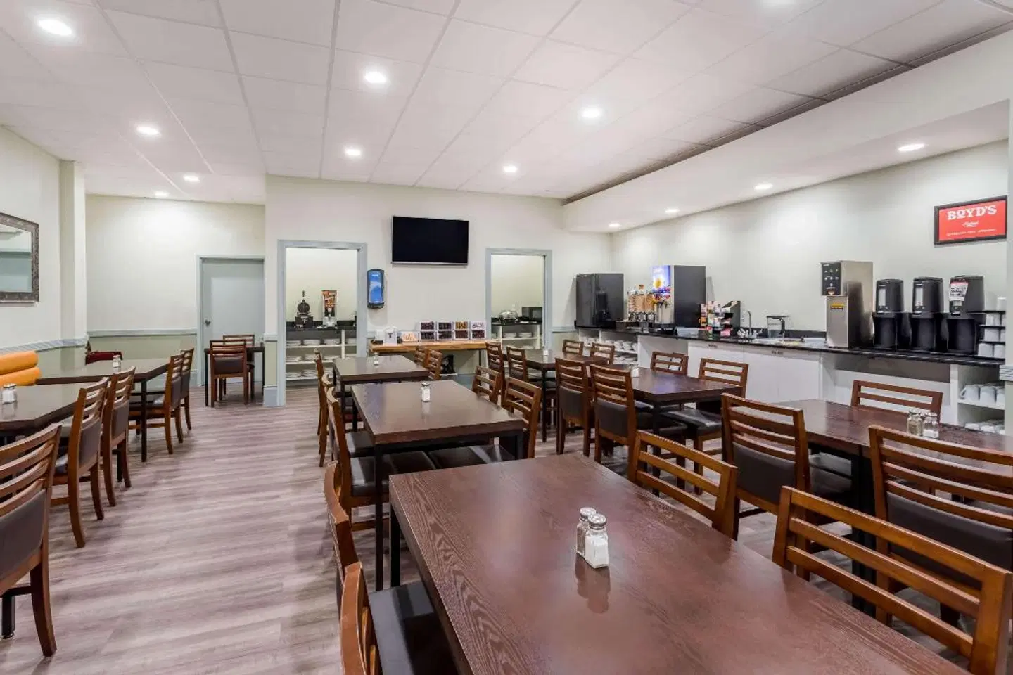 Ramada by Wyndham Hinton Bar