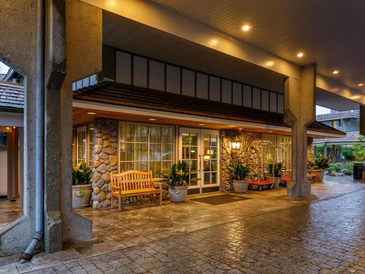 Red Lion Hotel Bellevue EXTERIOR
