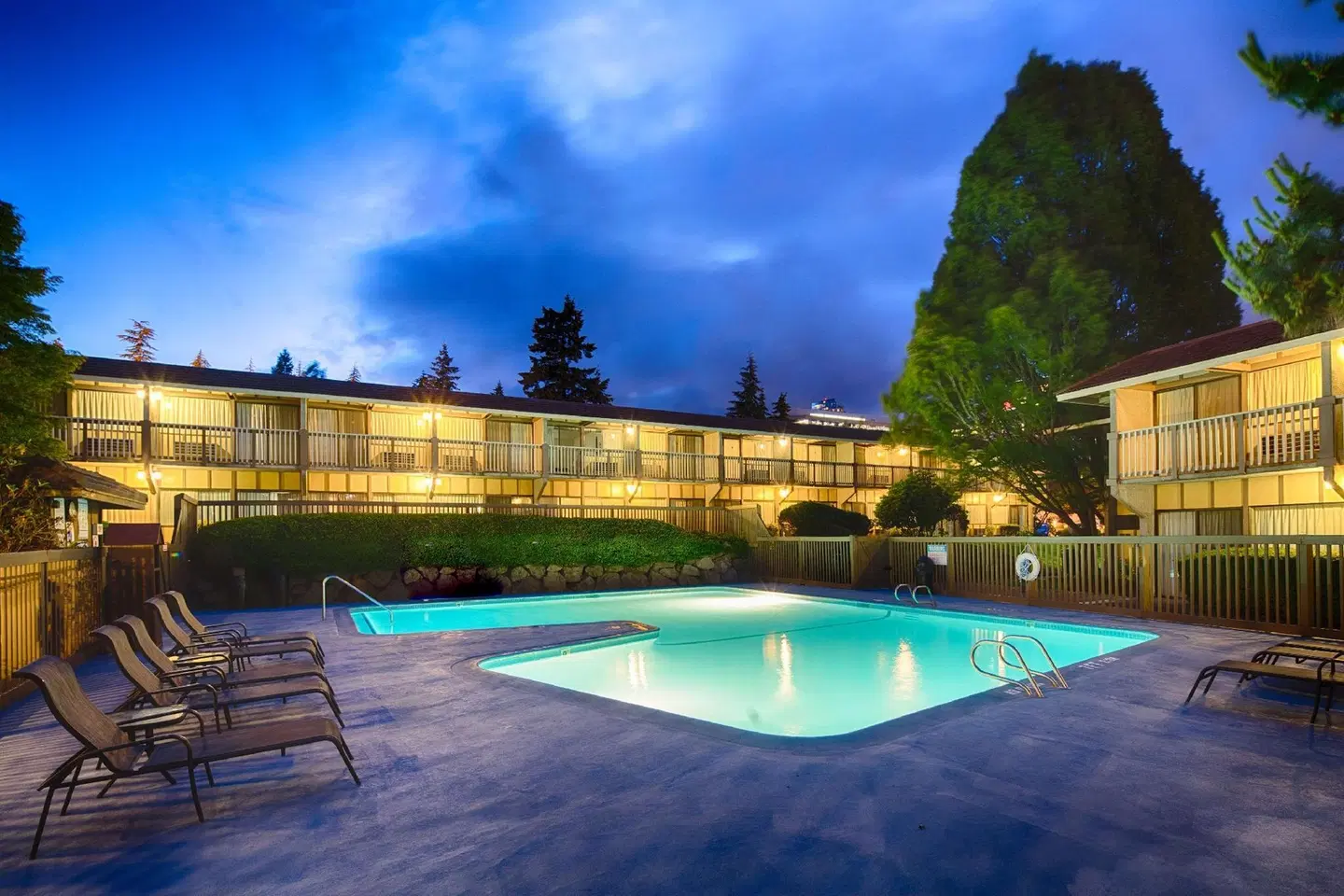 Red Lion Hotel Bellevue OUTDOOR_POOL