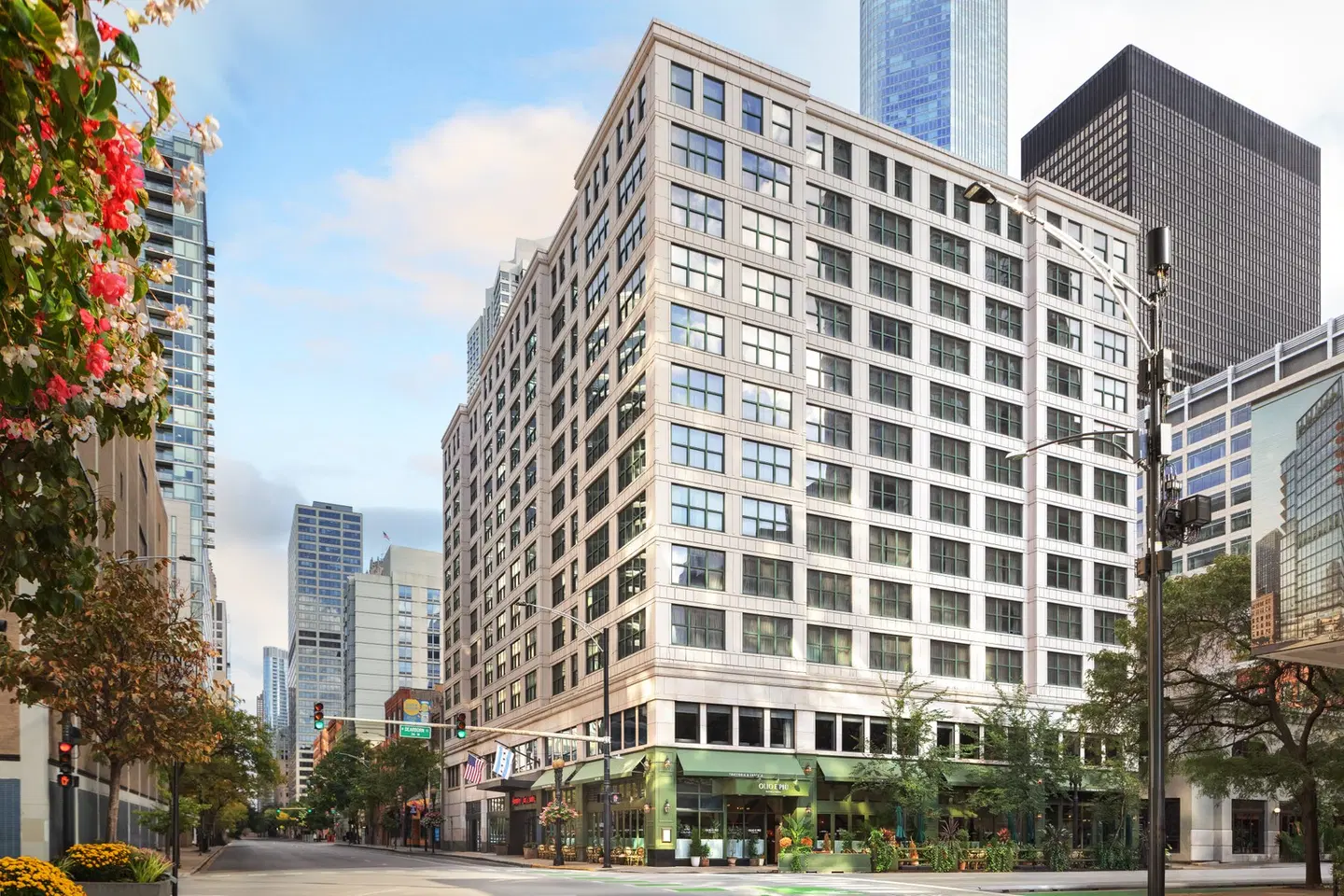 Hampton Inn & Suites Chicago-Downtown EXTERIOR
