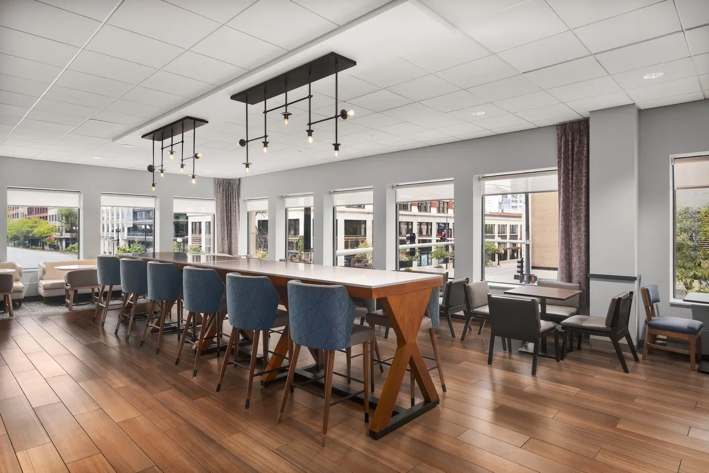 Hampton Inn & Suites Chicago-Downtown Bar