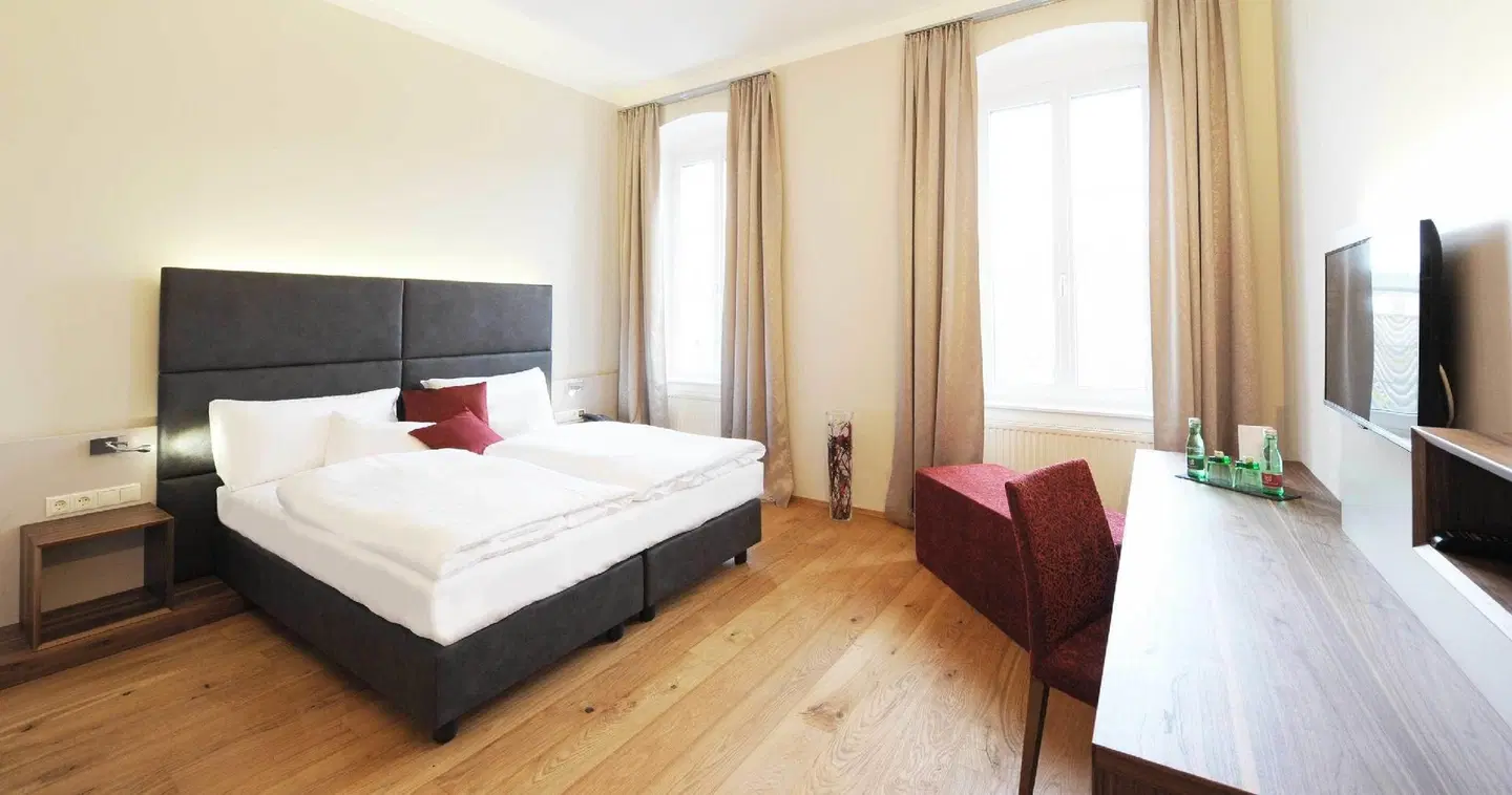 eee hotel Perg ROOM_EXAMPLE