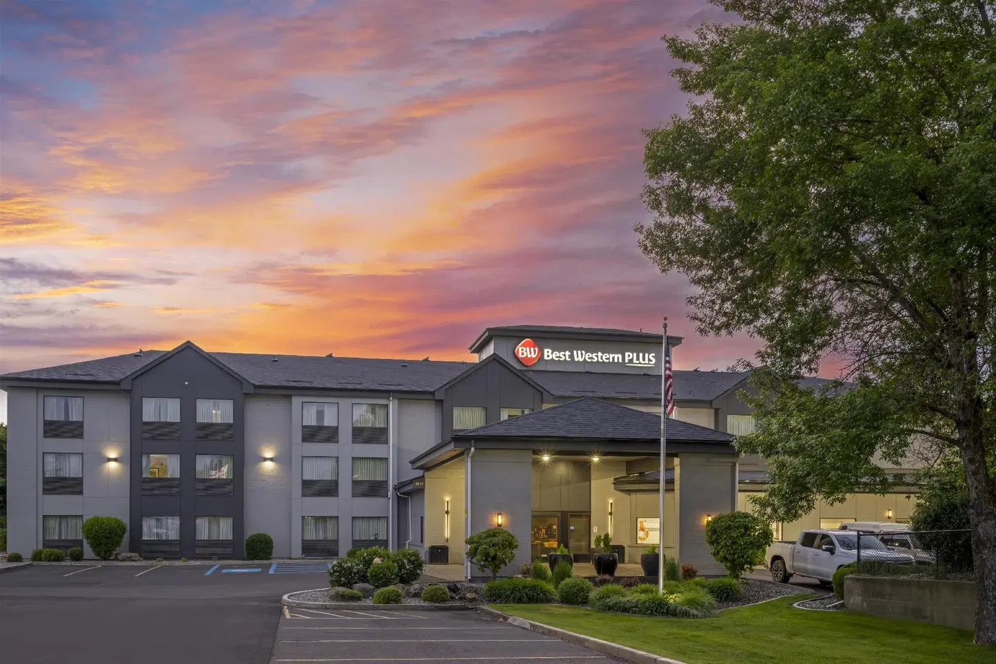 Best Western Plus Spokane North EXTERIOR