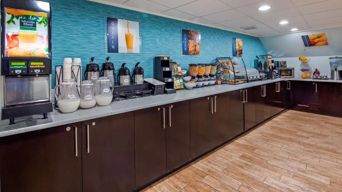 Best Western Plus Brooklyn Bay Hotel Bar