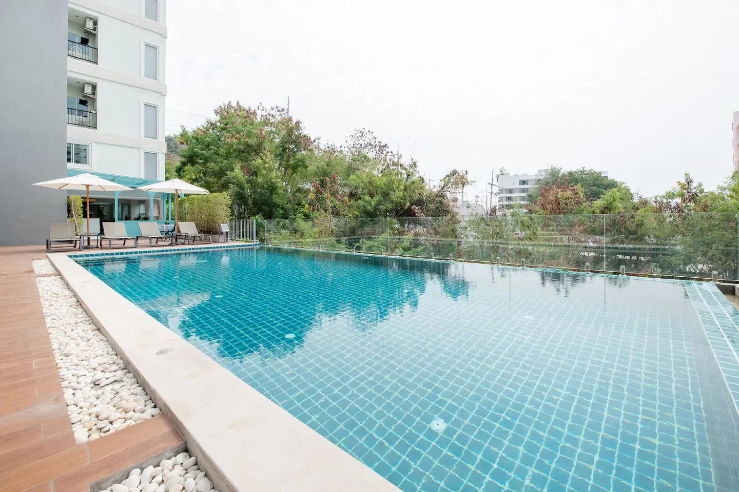Blooming Hill Boutique Suites OUTDOOR_POOL