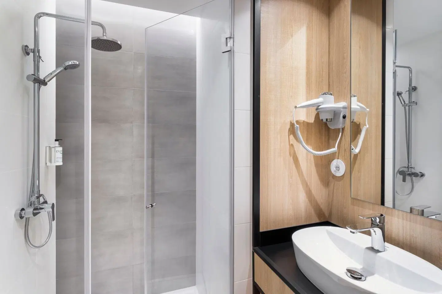 B&B Hotel Guimaraes Badezimmer