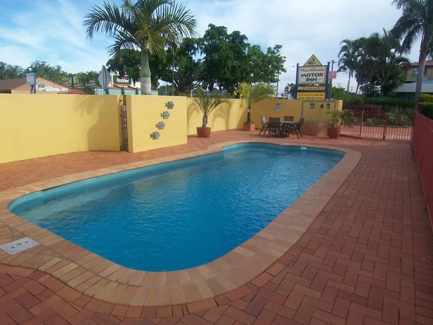 Villa Mirasol Motor Inn OUTDOOR_POOL