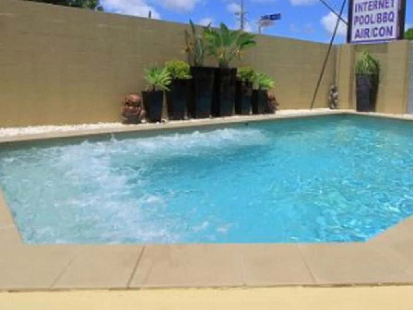 Charm City Motel OUTDOOR_POOL