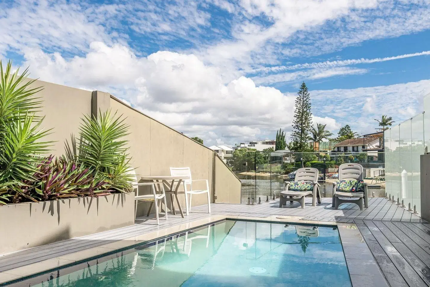 Ray of Sunshine OUTDOOR_POOL