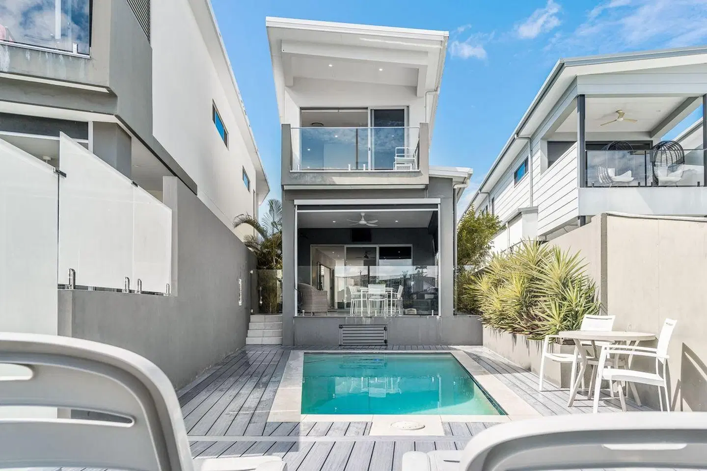 Ray of Sunshine OUTDOOR_POOL