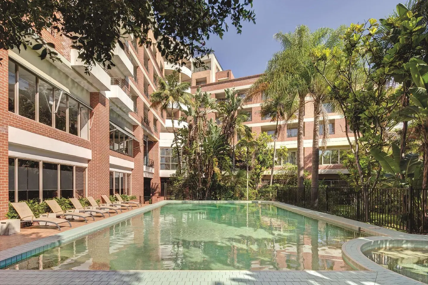 Adina Apartment Hotel Sydney Surry Hills OUTDOOR_POOL