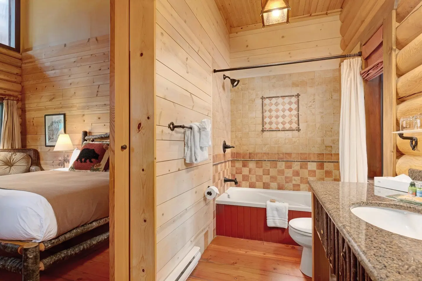 Cathedral Mountain Lodge Badezimmer