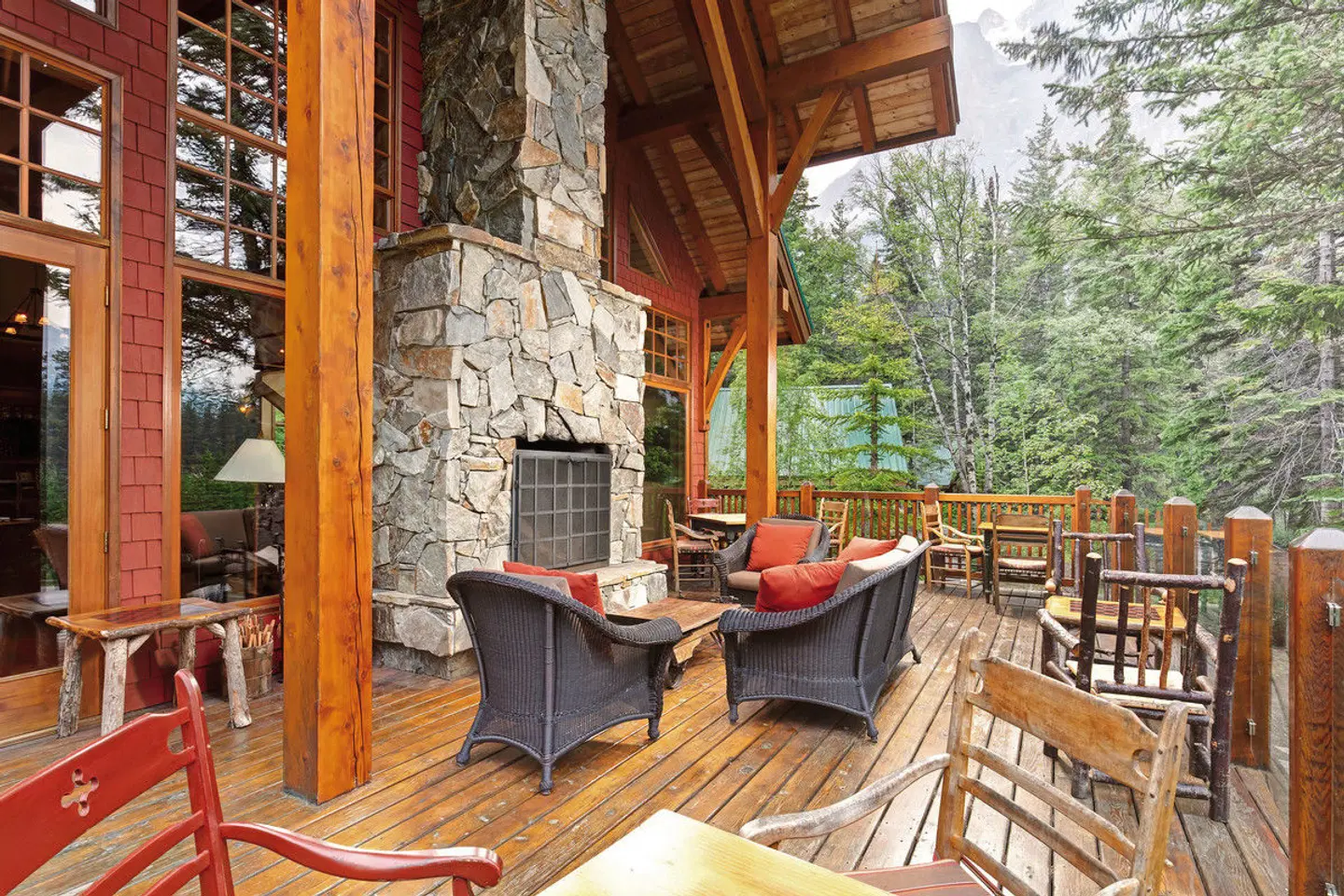 Cathedral Mountain Lodge Terrasse