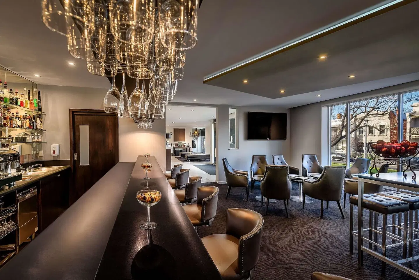 Best Western Plus Travel Inn Carlton Bar