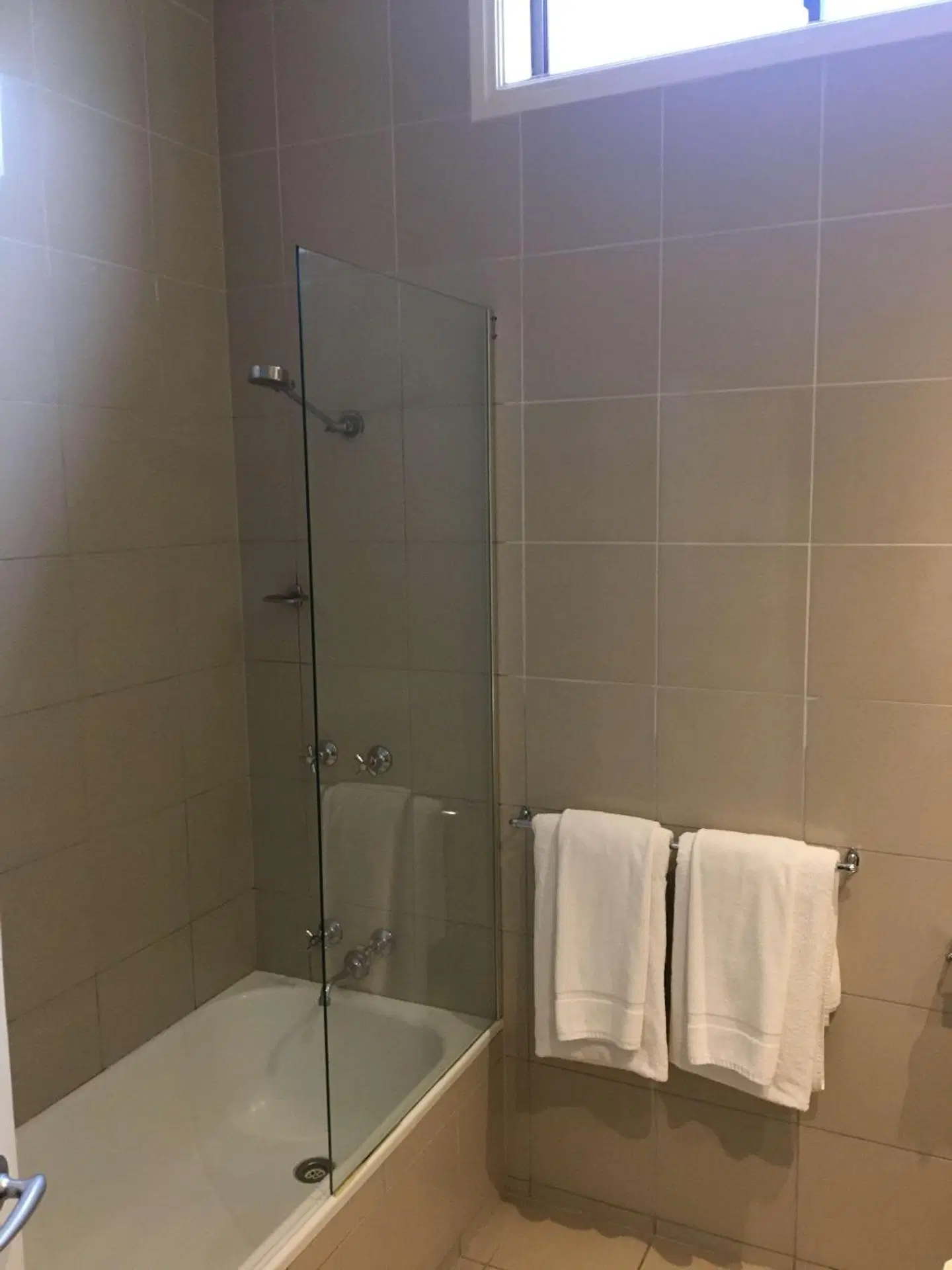 Best Western Plus The Tudor - Box Hill Badezimmer