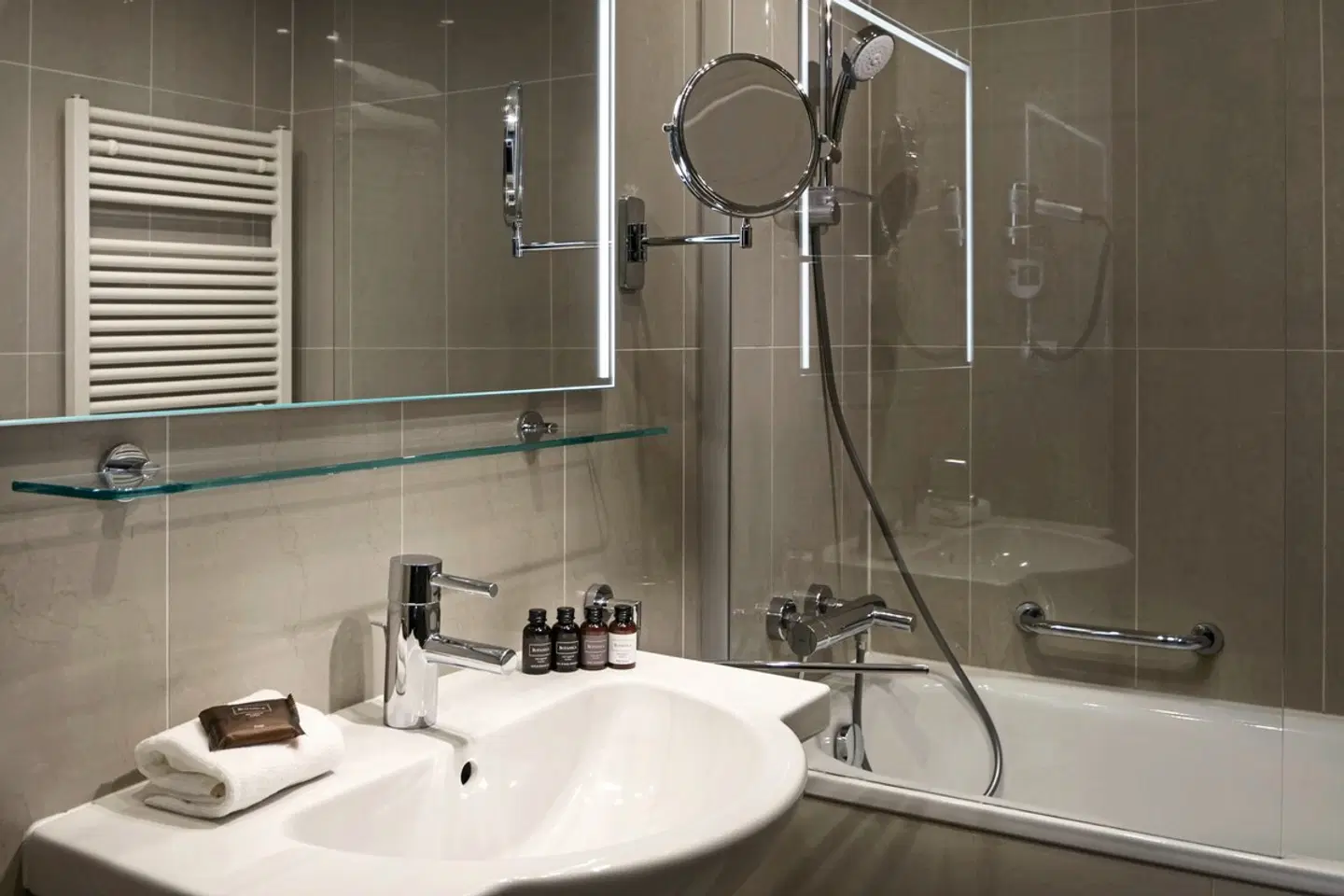 Michelangelo Grand Hotel Prague Badezimmer