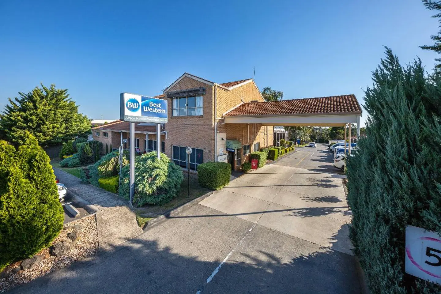 Best Western Airport Motel & Convention Centre EXTERIOR