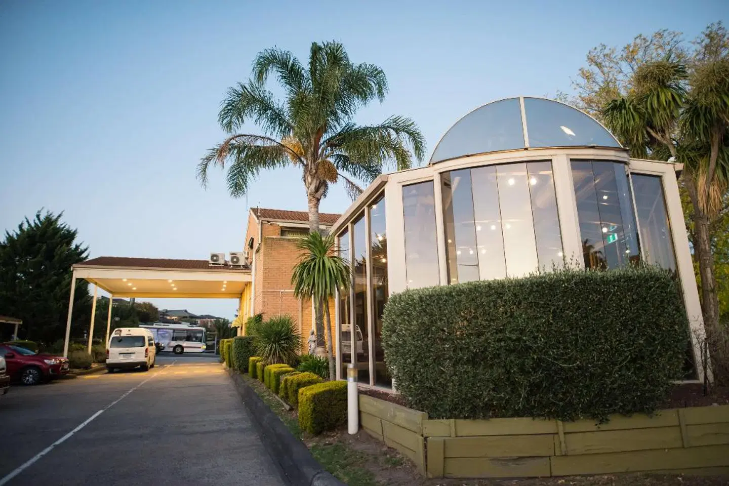 Best Western Airport Motel & Convention Centre EXTERIOR