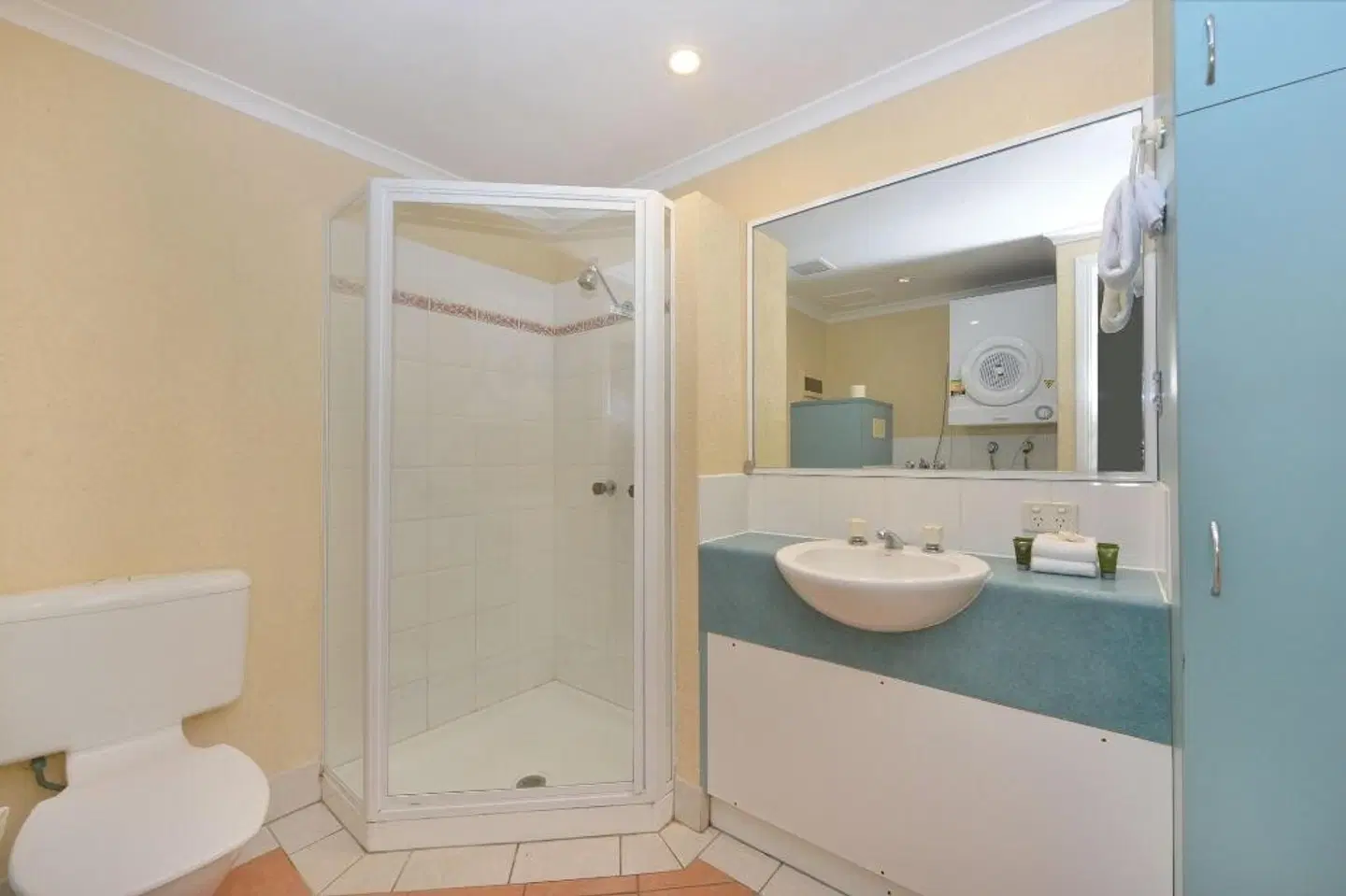 Retro Port Douglas Apartments Badezimmer