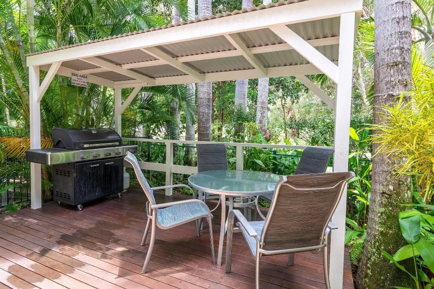 Retro Port Douglas Apartments Terrasse