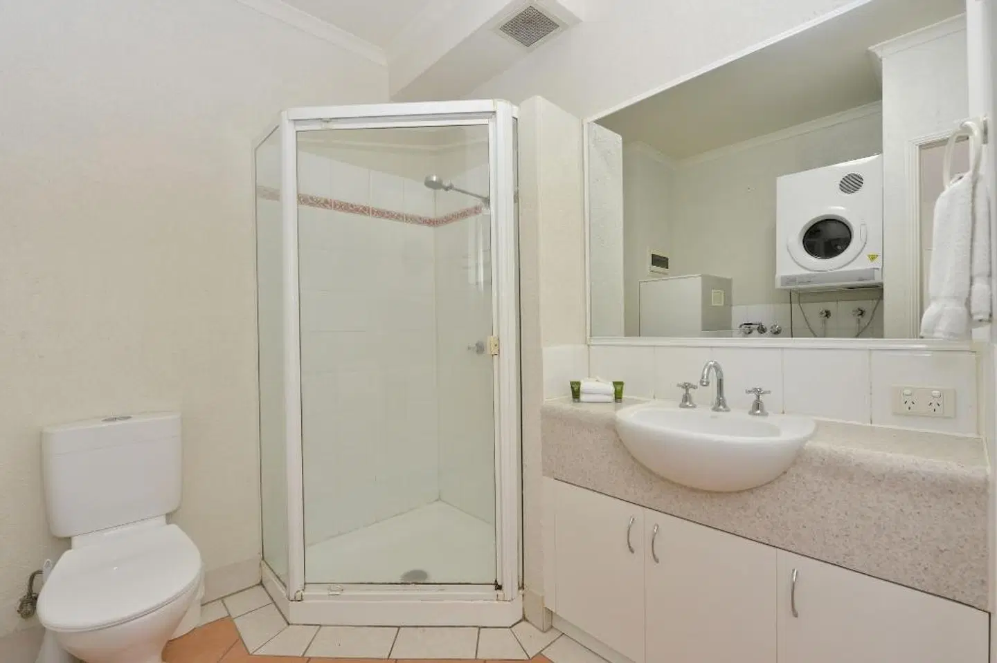 Retro Port Douglas Apartments Badezimmer