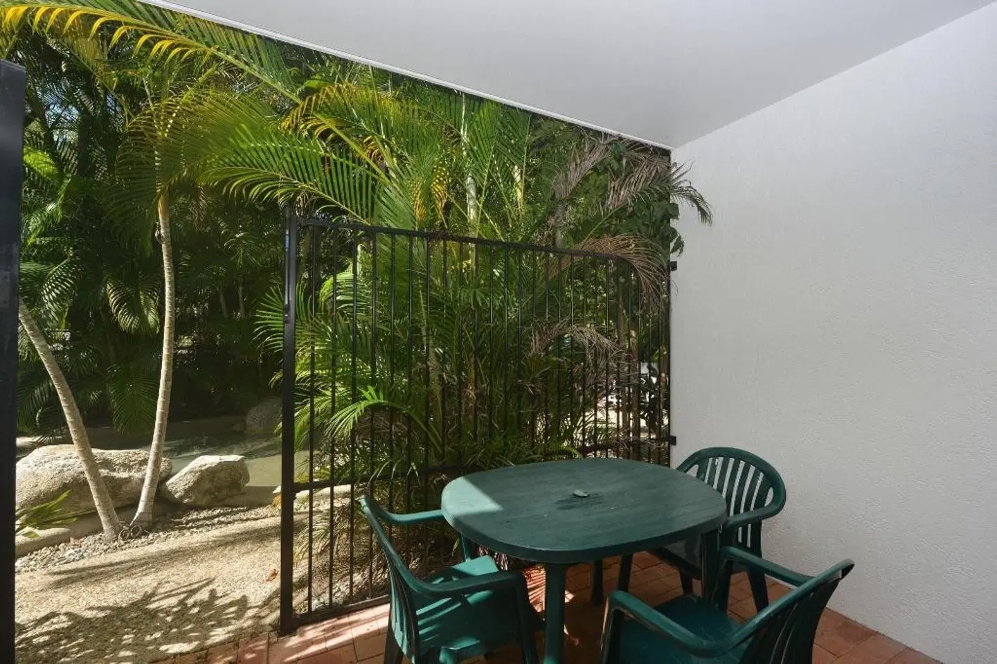 Retro Port Douglas Apartments Terrasse