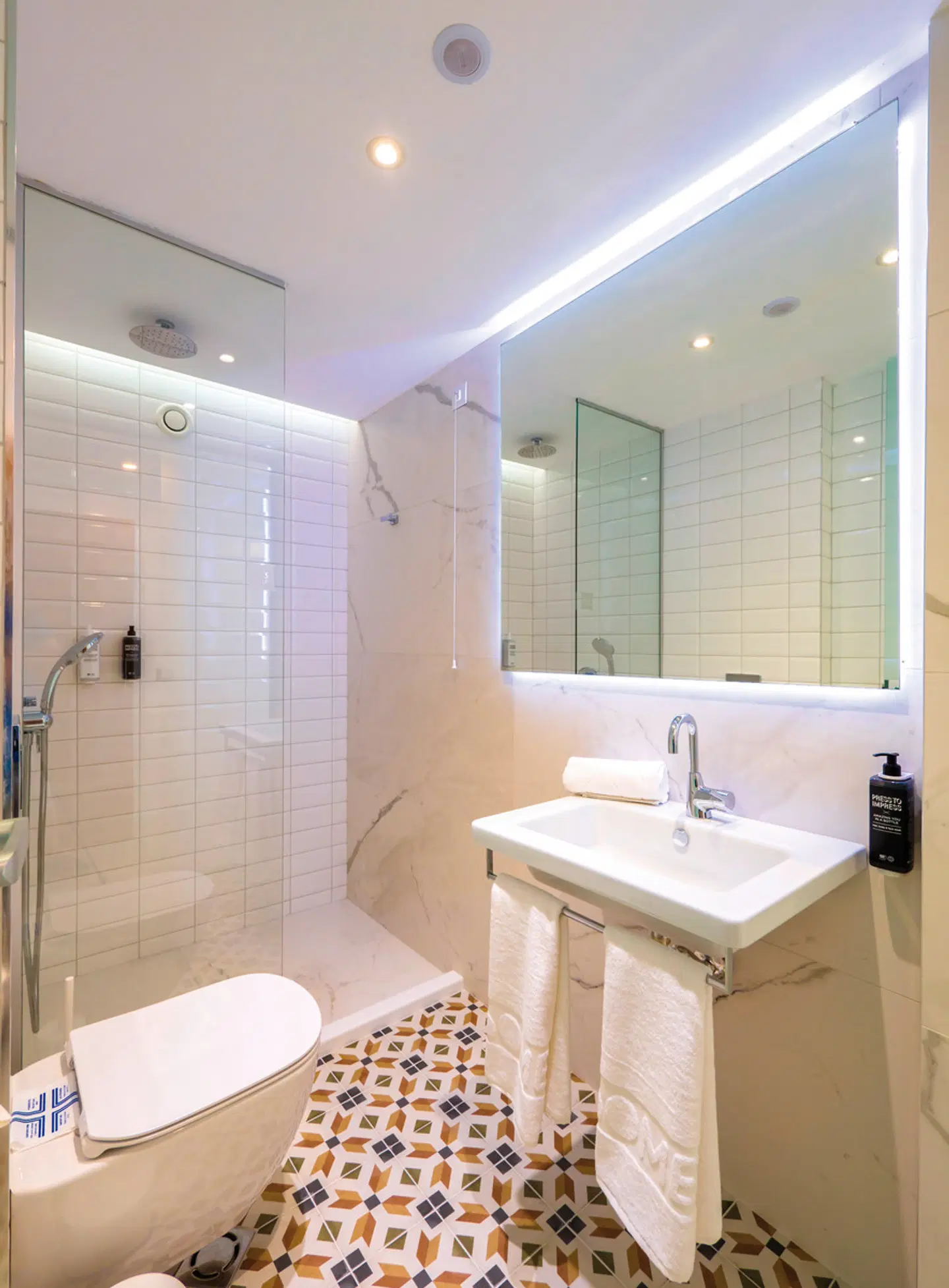 ibis Styles Golden Sands Roomer Hotel Badezimmer