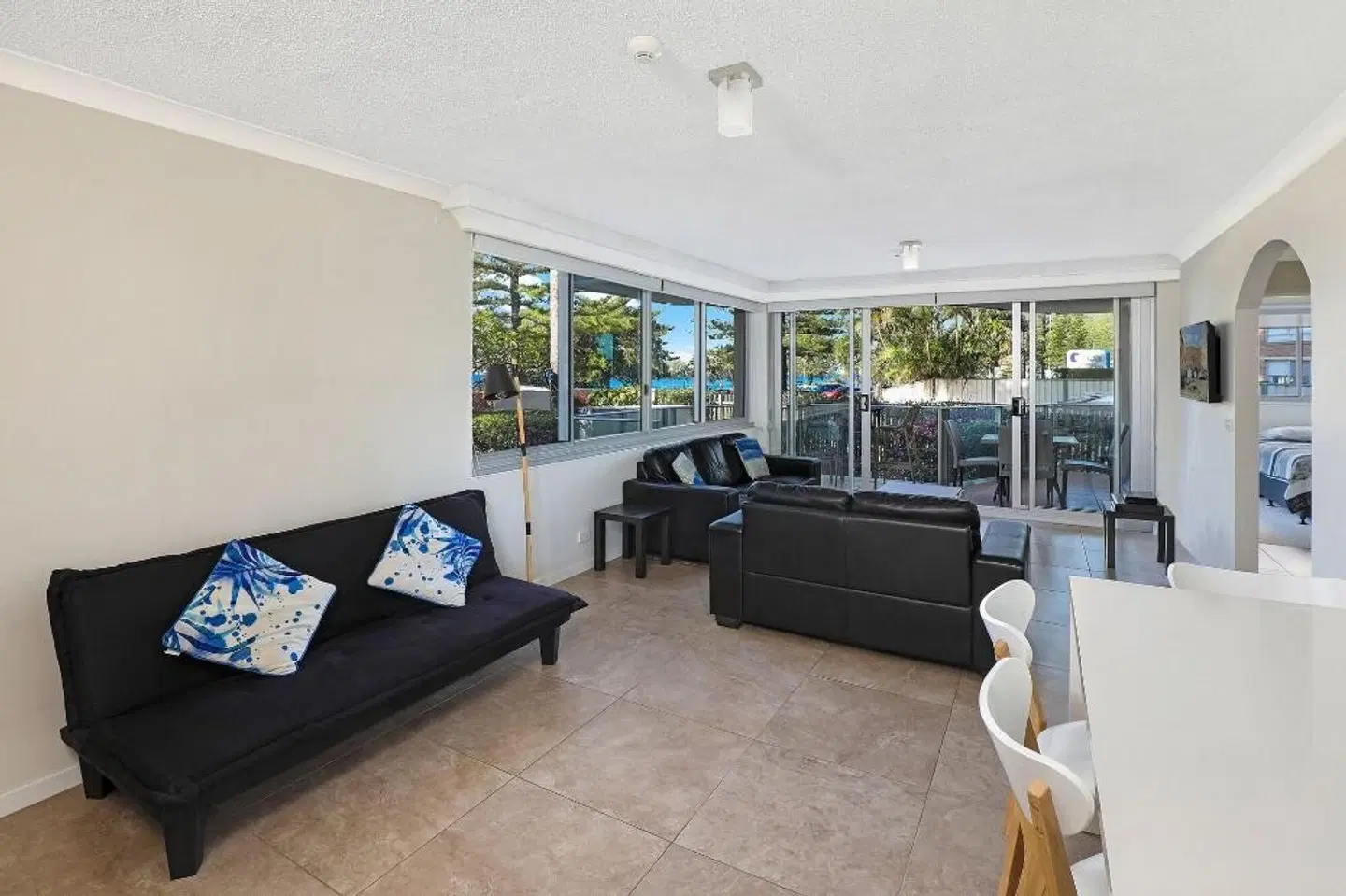 Pacific Regis Apartments LOUNGE_LOBBY