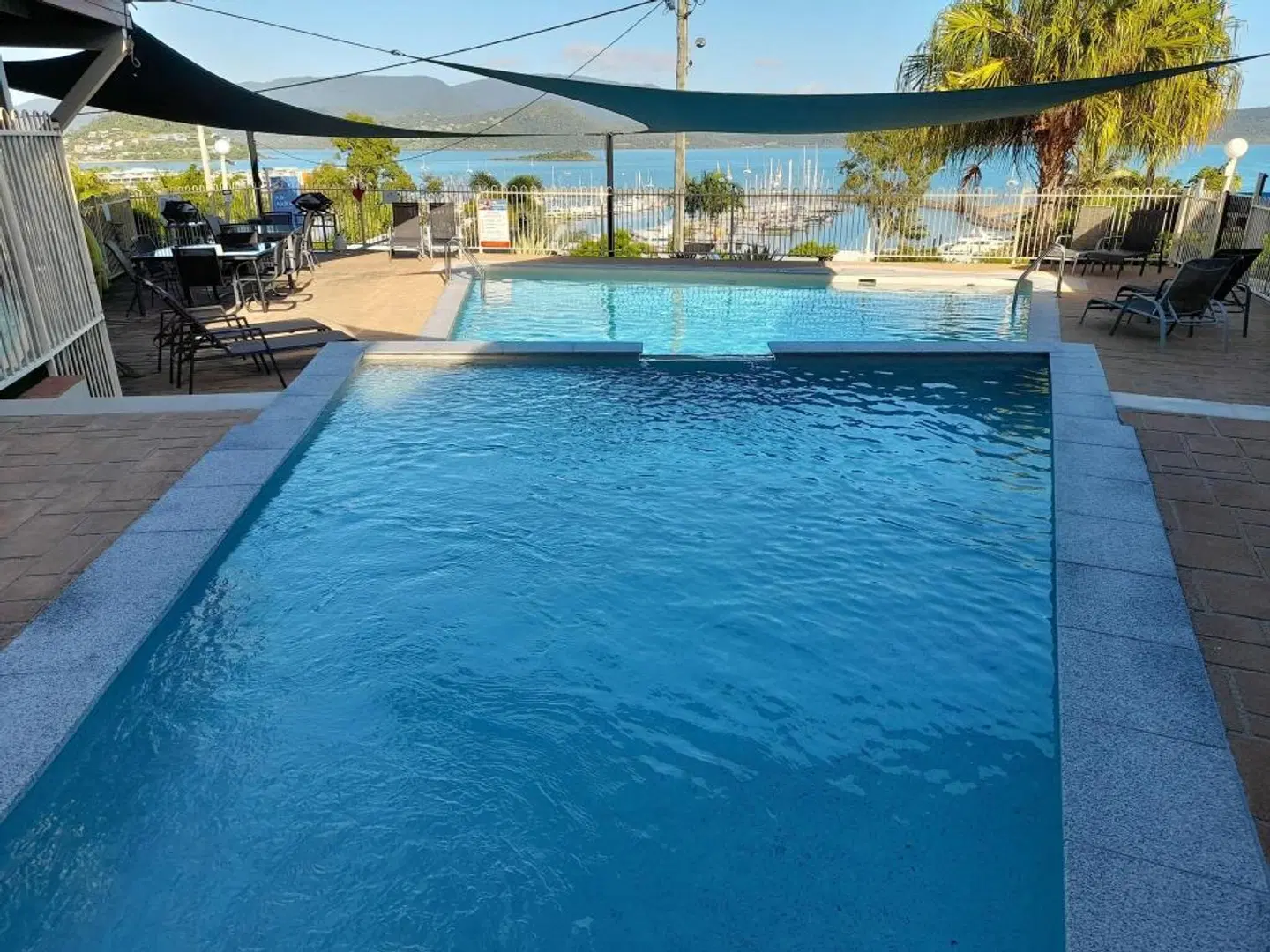 Airlie Apartments Hallenbad