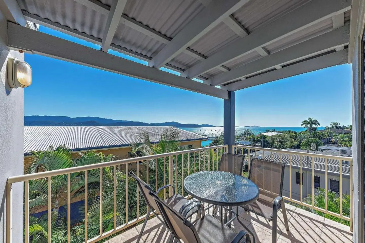 Airlie Apartments Terrasse