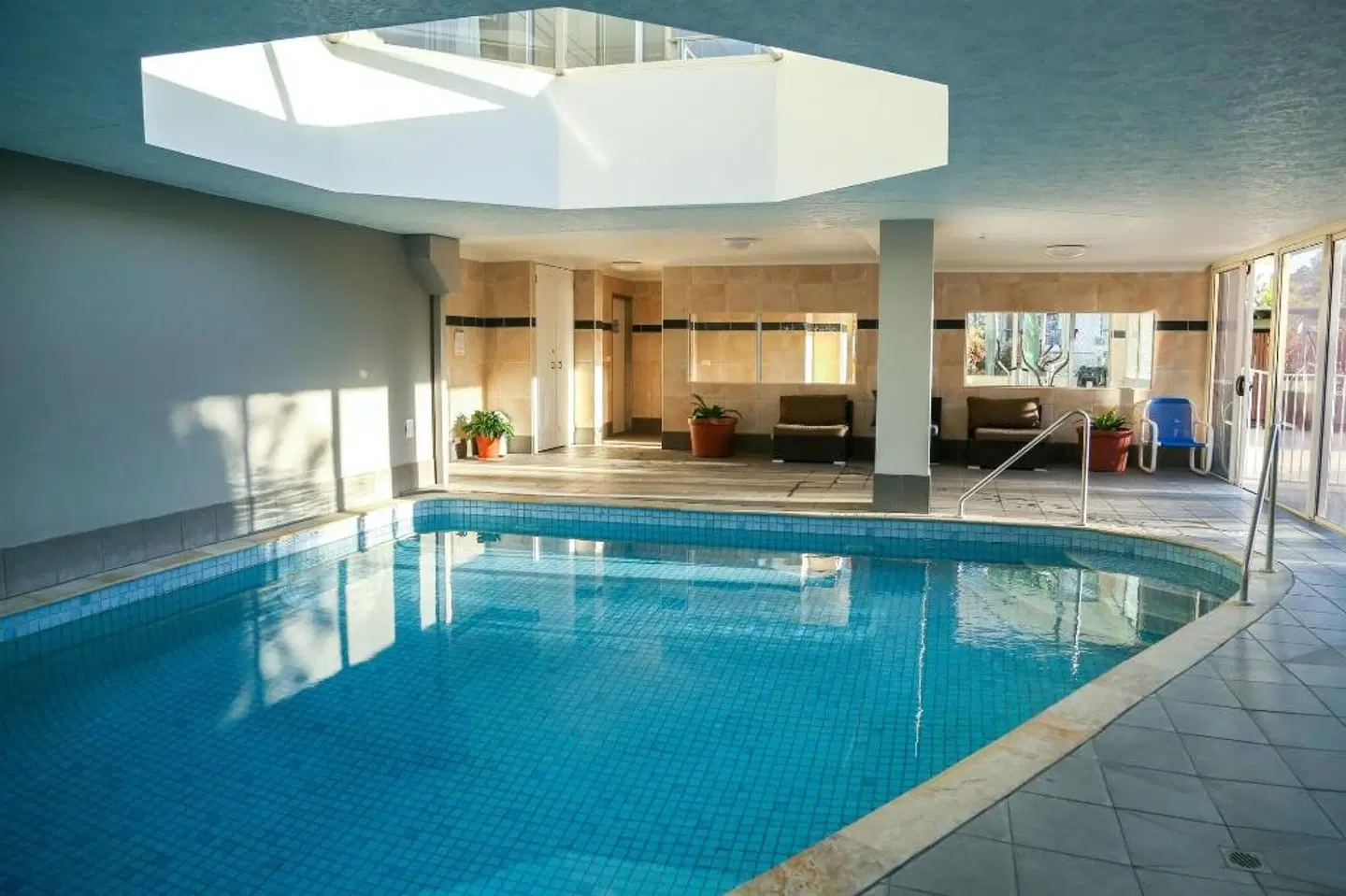 Pacific Regis Apartments Hallenbad