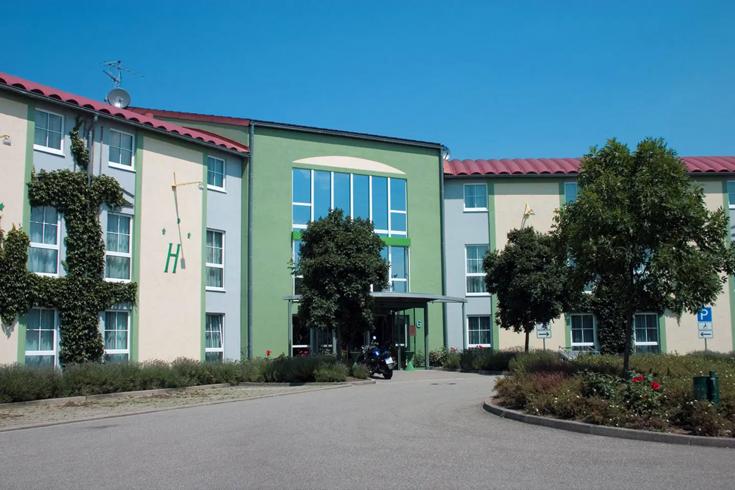 Highway-Hotel EXTERIOR