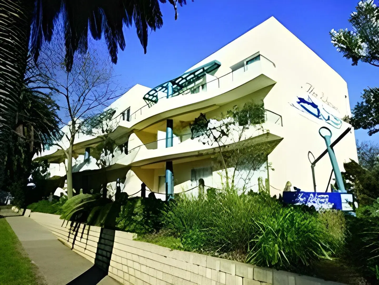Waves Apartments EXTERIOR